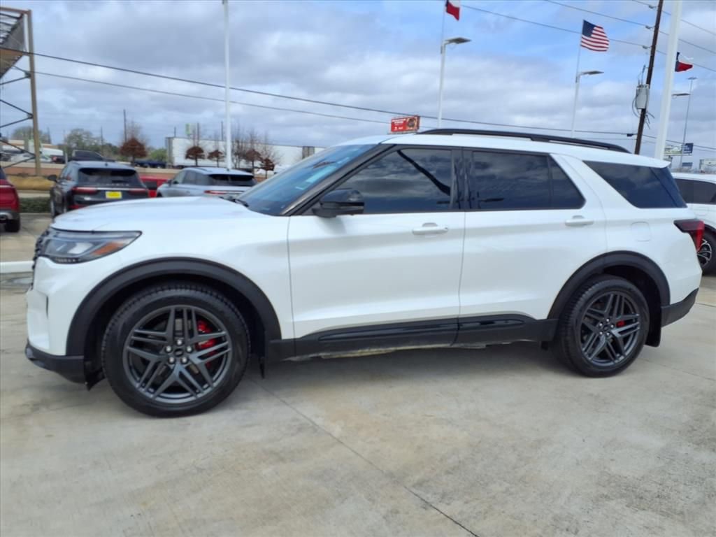 Used 2025 Ford Explorer ST image 3