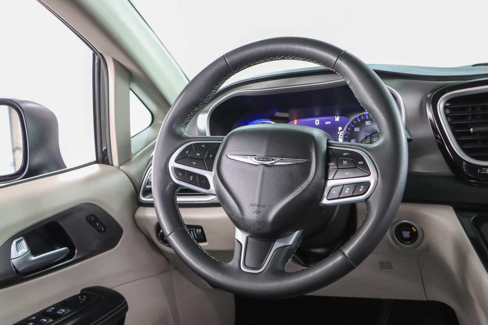 Used 2023 Chrysler Pacifica Touring-L FWD image 12