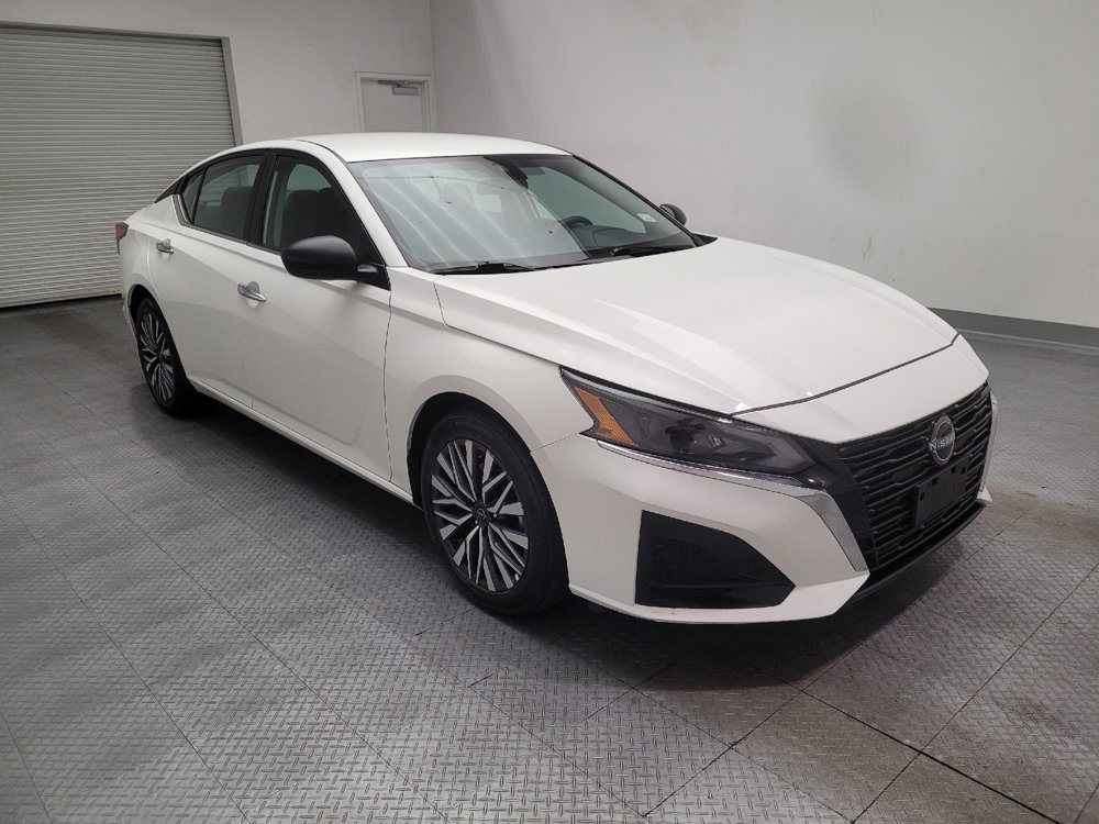 Used 2025 Nissan Altima 2.5 SV FWD image 13