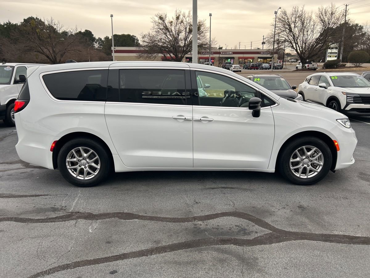Used 2025 Chrysler Pacifica Select FWD image 8