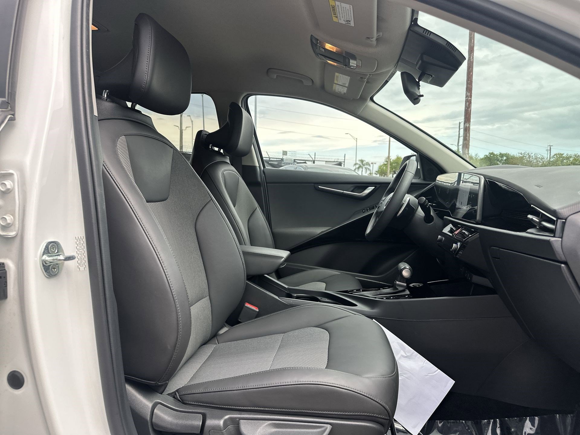 Used 2023 Kia Niro EX image 25