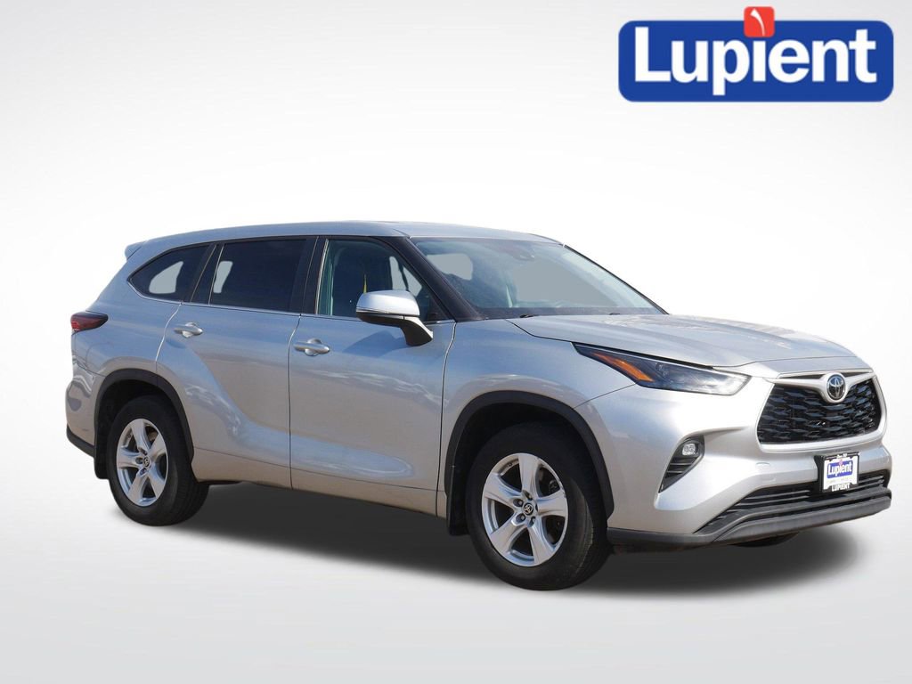 Used 2024 Toyota Highlander LE image 1