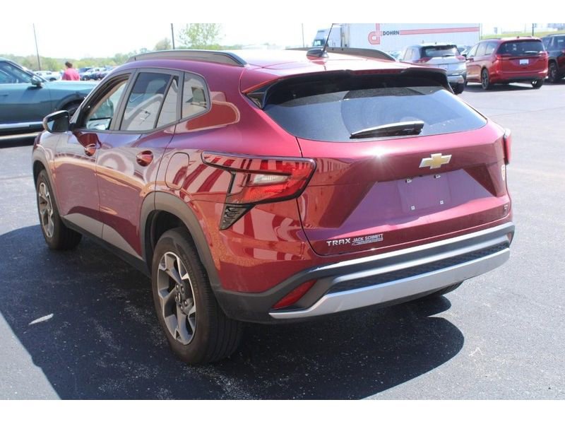 Used 2024 Chevrolet Trax LT w/ Driver Confidence Package FWD image 6