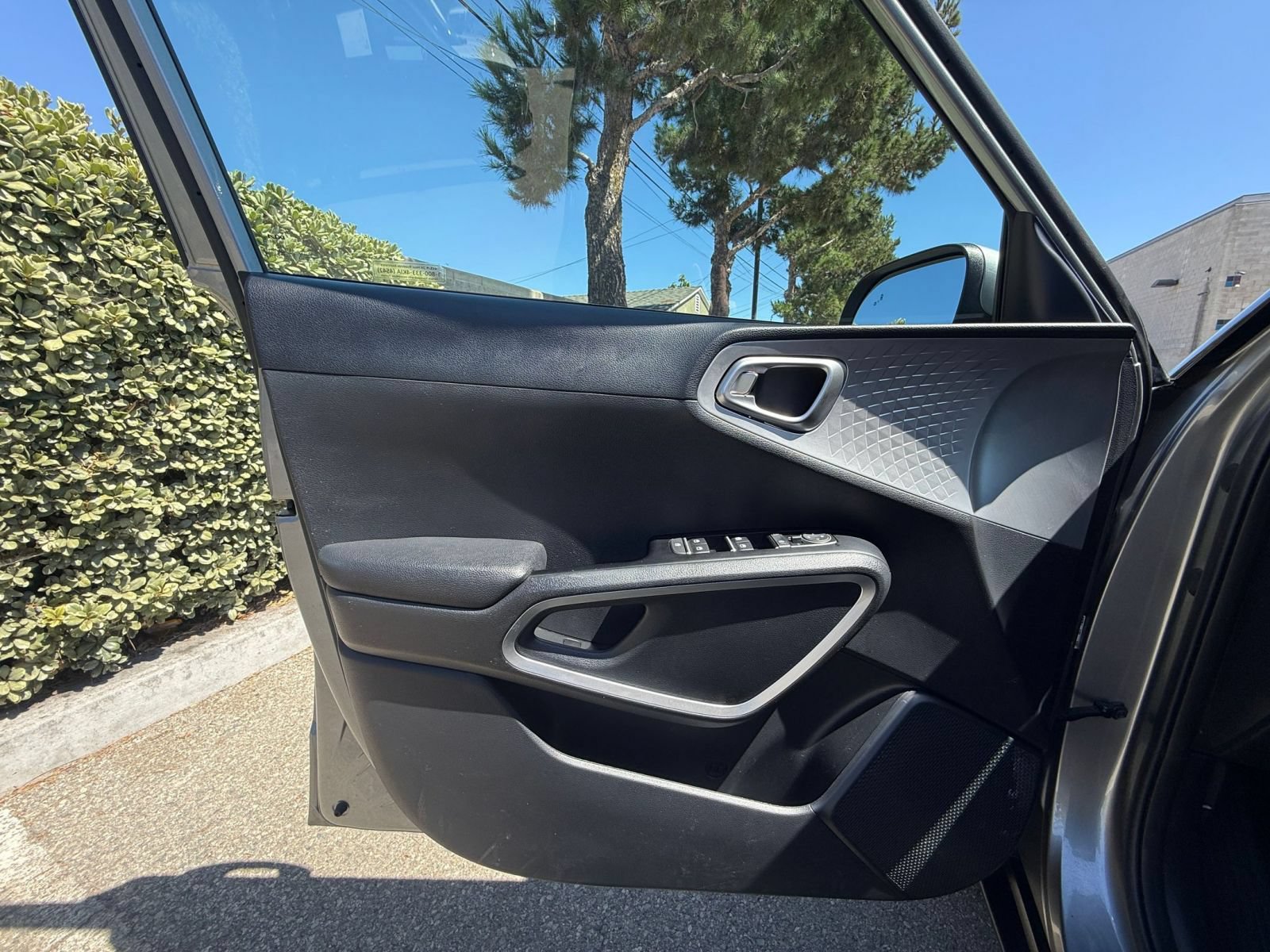 Used 2025 Kia Soul LX w/ LX Technology Package FWD image 18