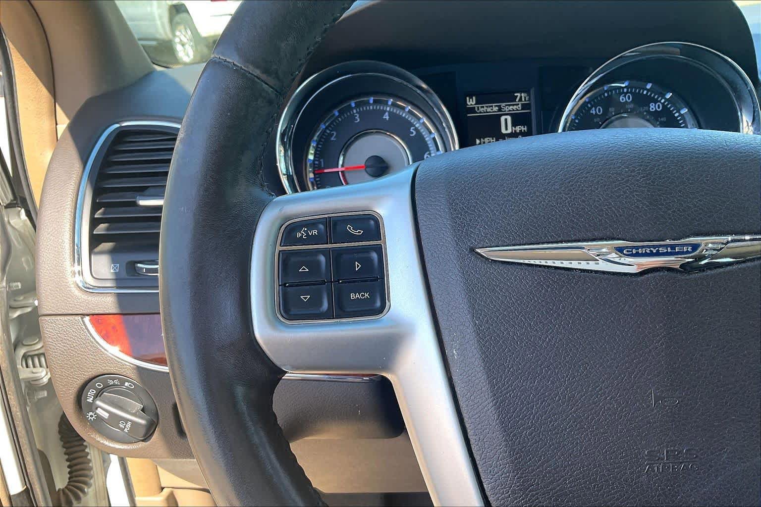 Used 2016 Chrysler Town & Country Touring FWD image 23