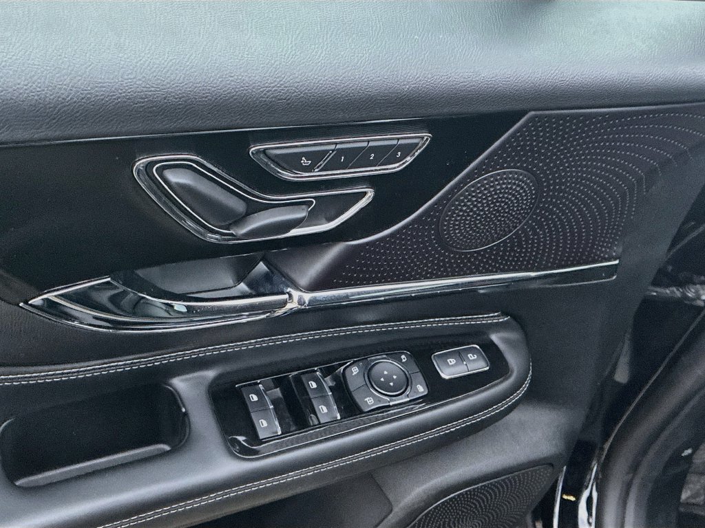 Used 2025 Lincoln Corsair AWD image 18