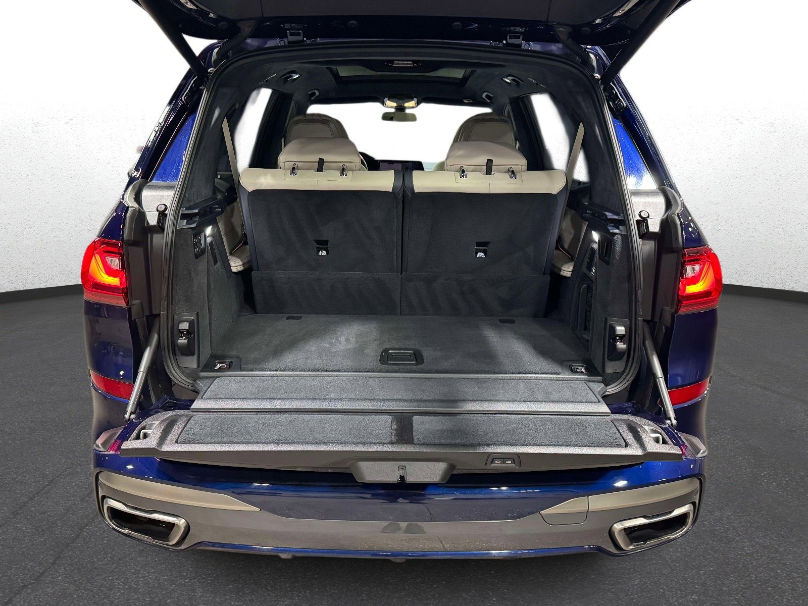 Used 2020 BMW X7 M50i image 11