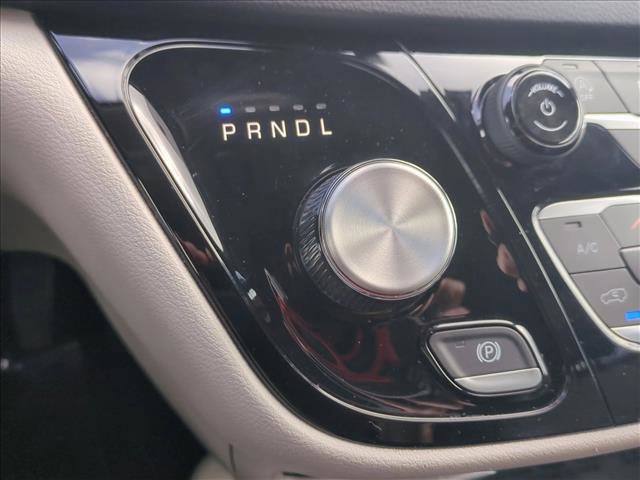 Used 2023 Chrysler Pacifica Touring-L image 12