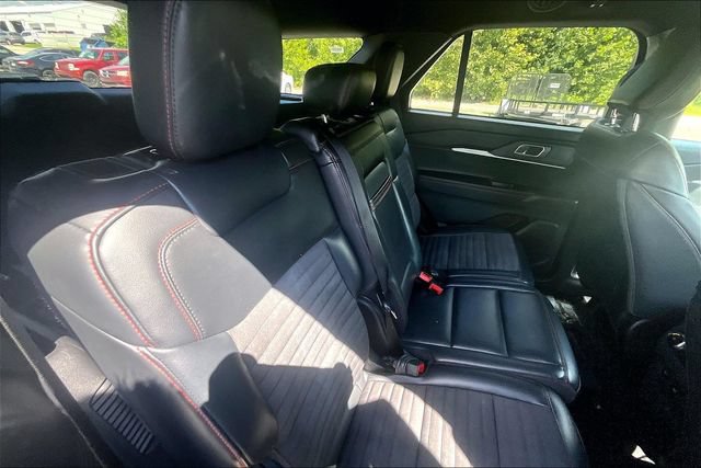 Used 2025 Ford Explorer ST-Line w/ ST-Line Street Pack AWD/4WD image 25