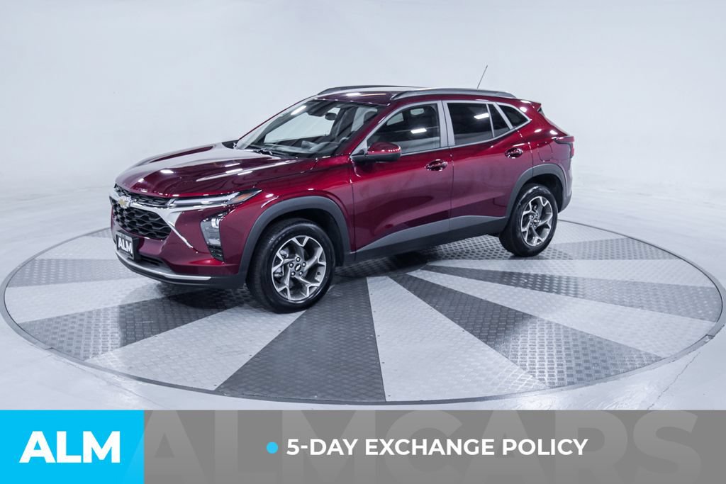 Used 2025 Chevrolet Trax LT FWD image 3