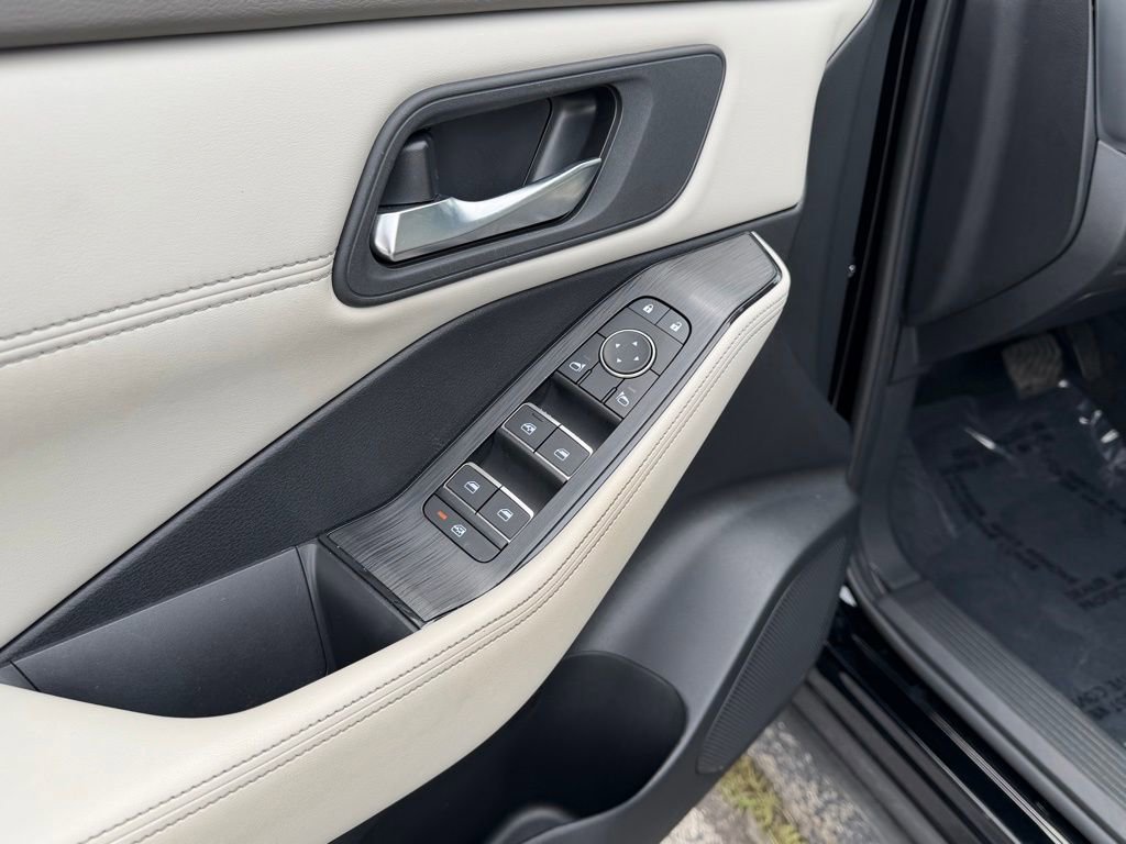Used 2025 Nissan Rogue SL FWD image 14