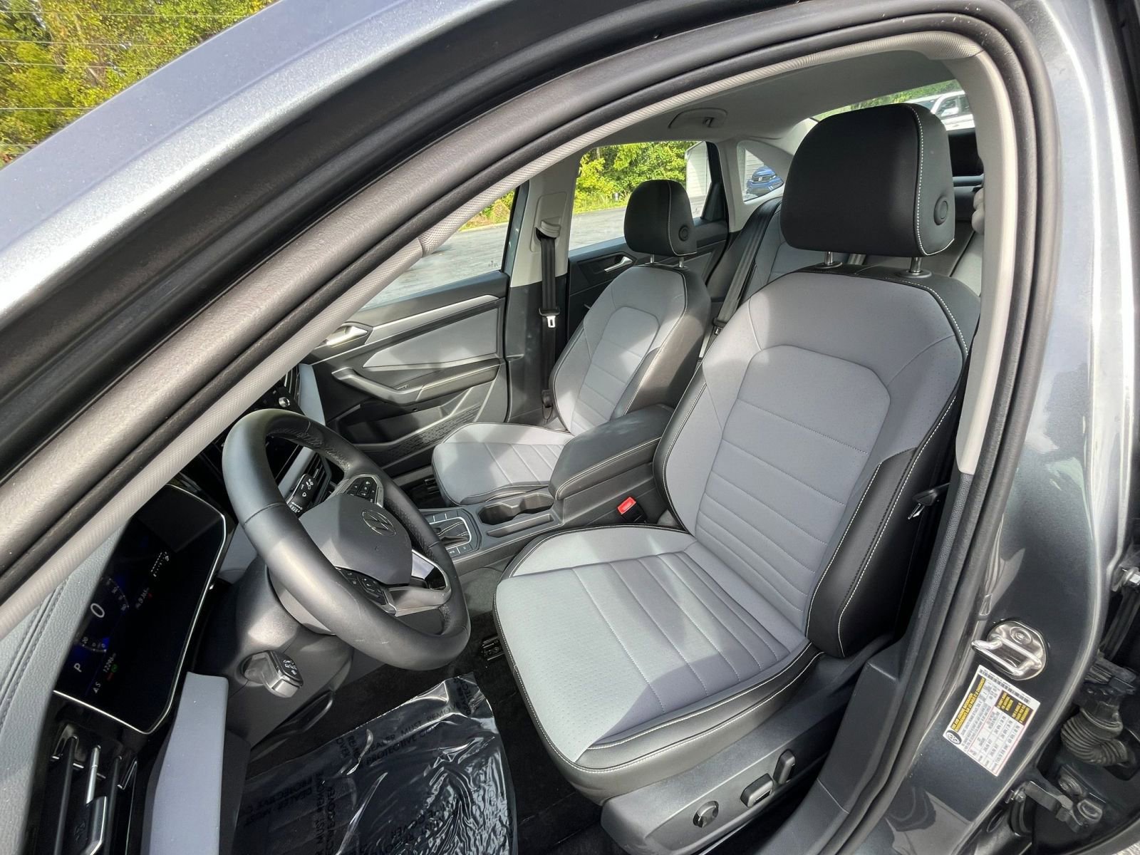 Used 2025 Volkswagen Jetta SE image 37