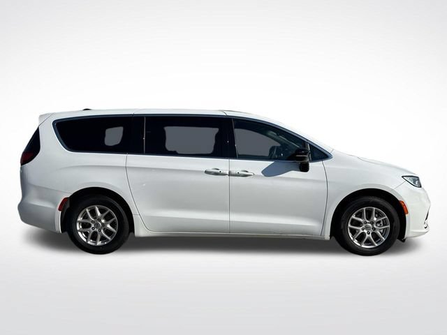 Used 2025 Chrysler Pacifica Select FWD image 11