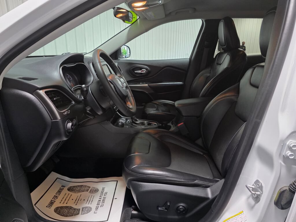 Used 2020 Jeep Cherokee Latitude Plus AWD/4WD image 9