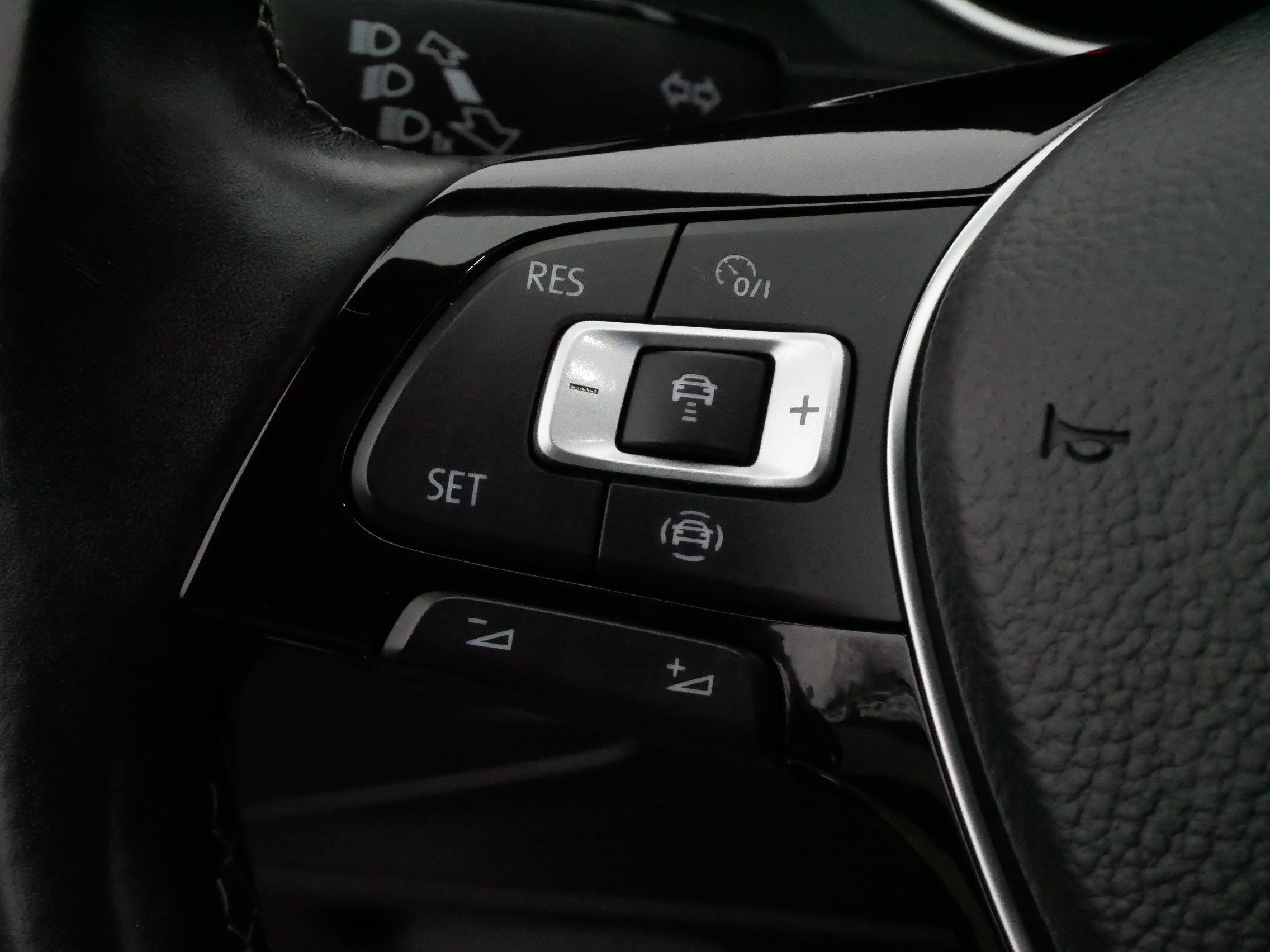 Used 2021 Volkswagen Tiguan SE R-Line image 25