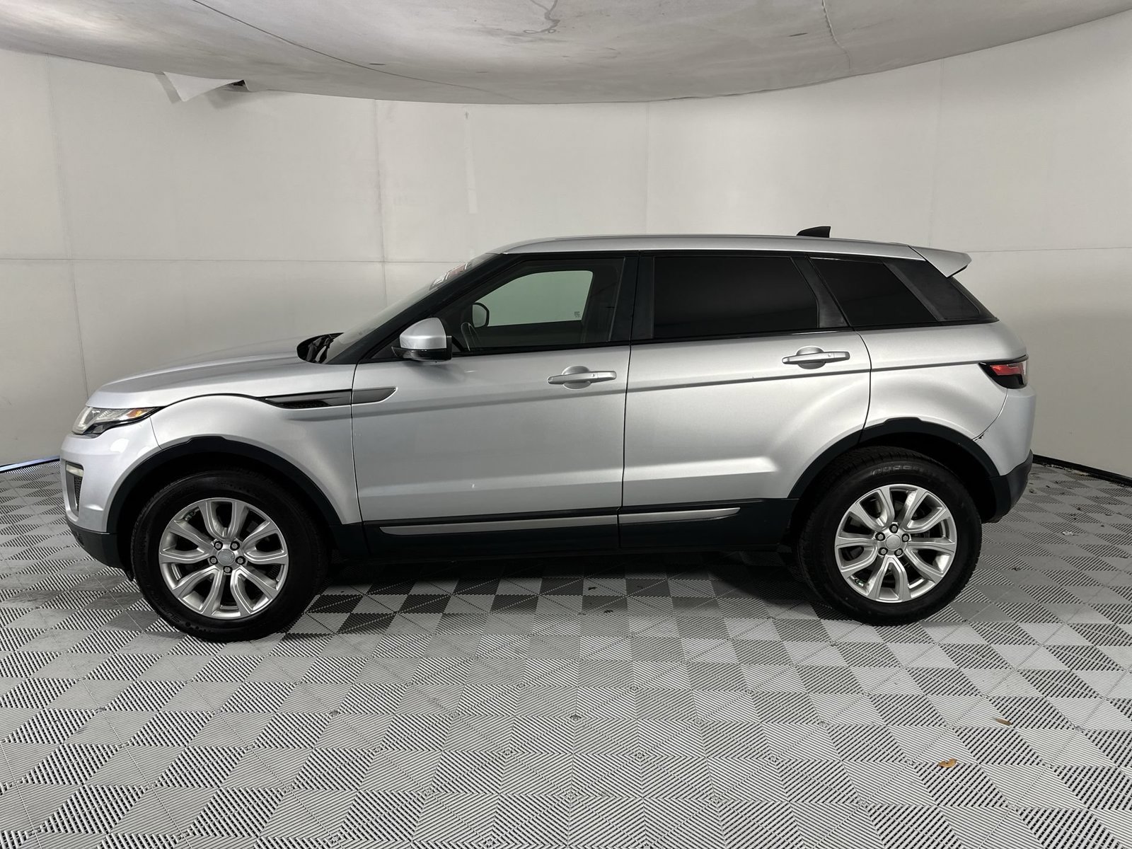 Used 2017 Land Rover Range Rover Evoque SE AWD/4WD image 5
