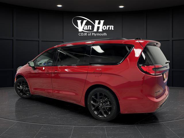 Used 2025 Chrysler Pacifica Limited image 5