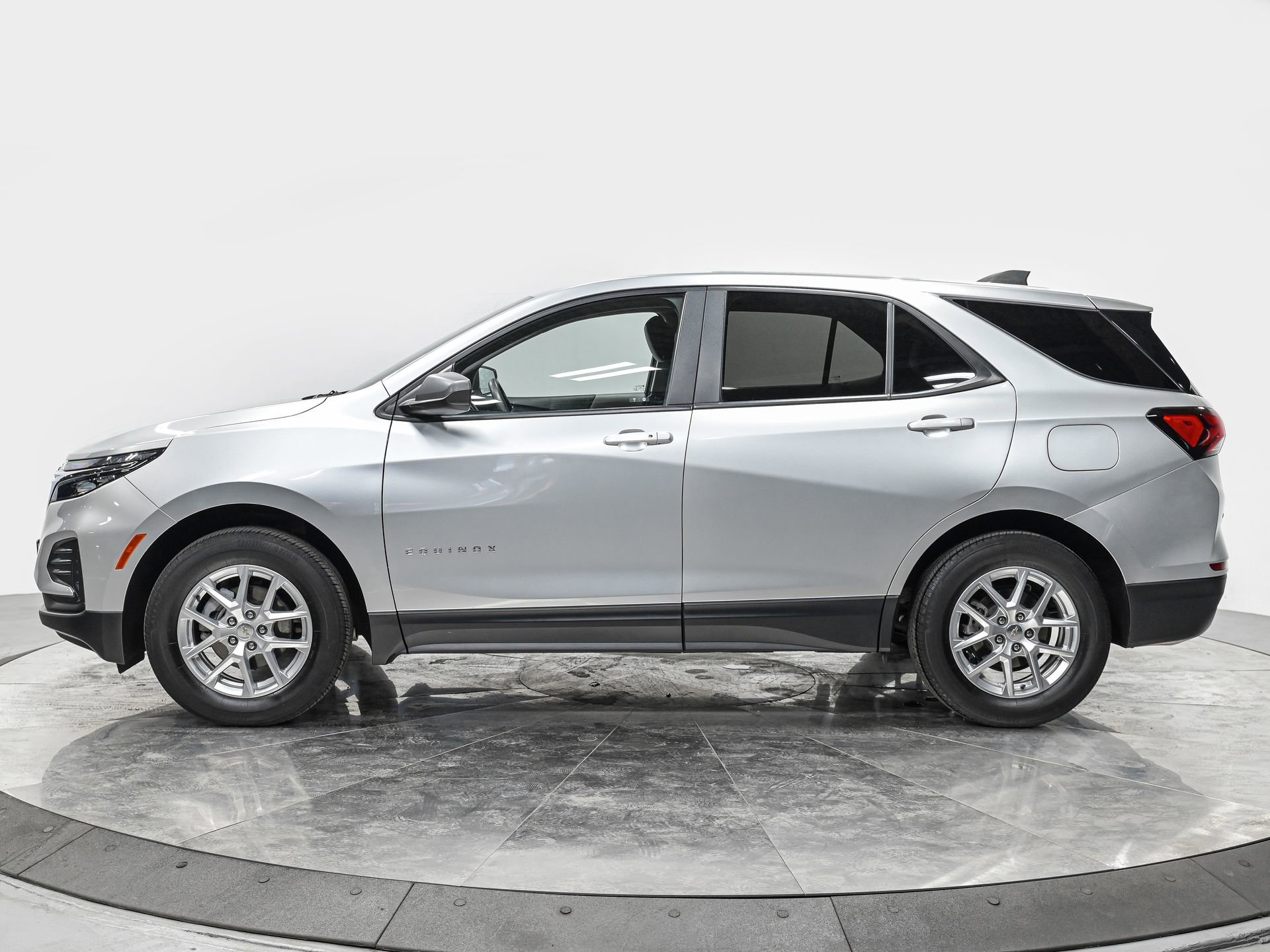 Used 2024 Chevrolet Equinox LS w/ LS Convenience Package image 2