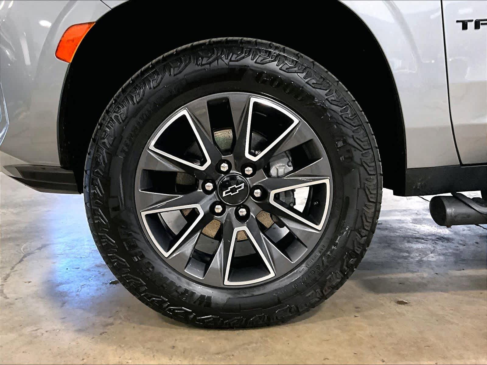 Used 2024 Chevrolet Tahoe Z71 w/ Luxury Package AWD/4WD image 7