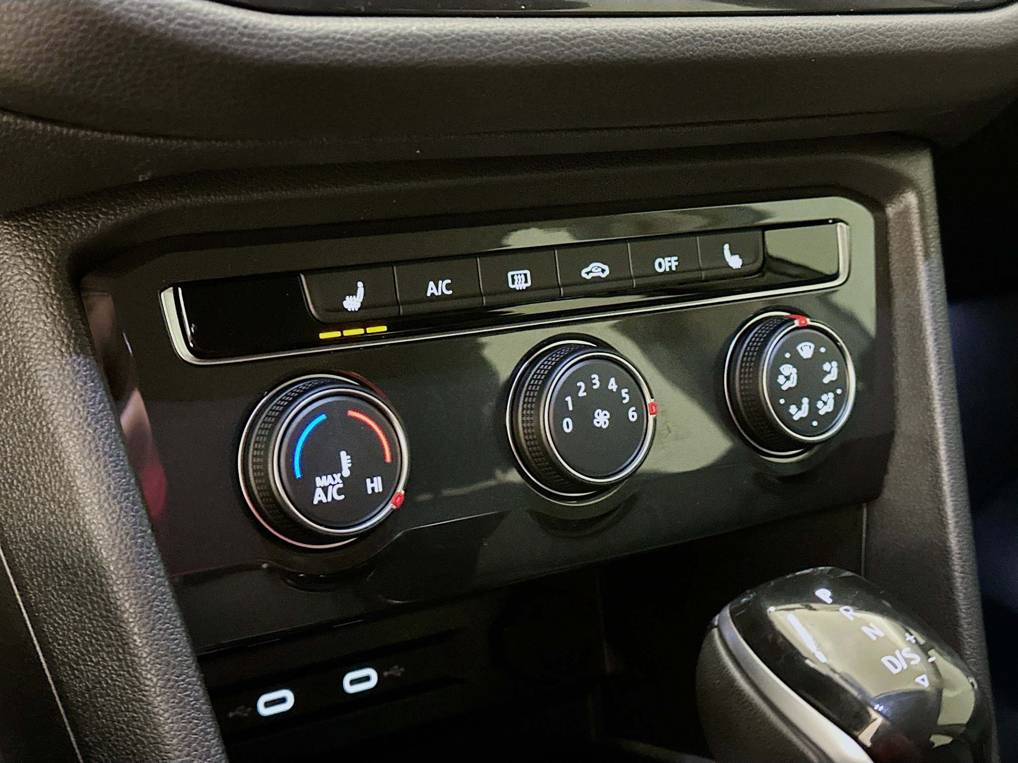 Used 2024 Volkswagen Tiguan Wolfsburg Edition image 24