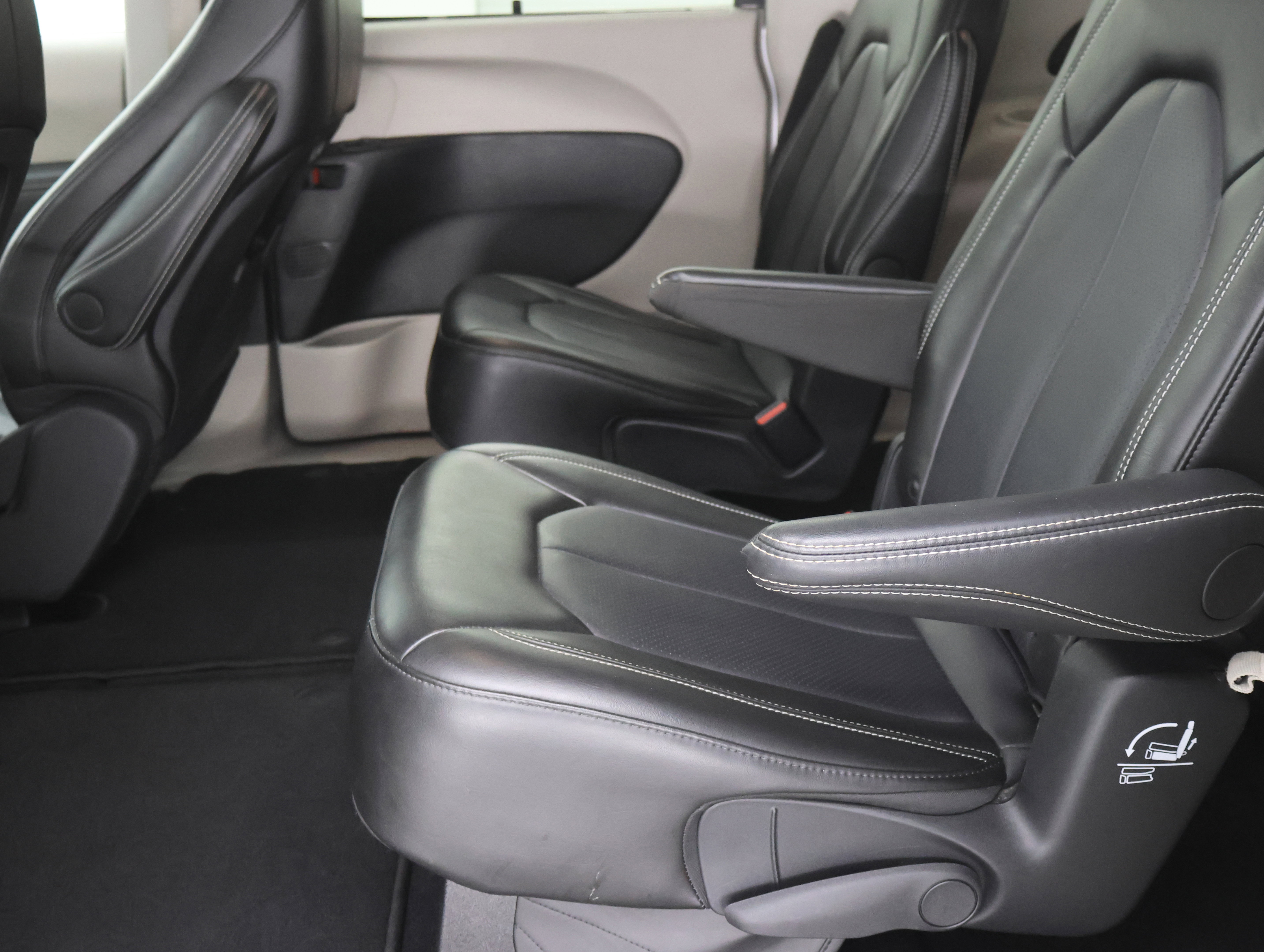 Used 2024 Chrysler Pacifica Touring-L FWD image 9