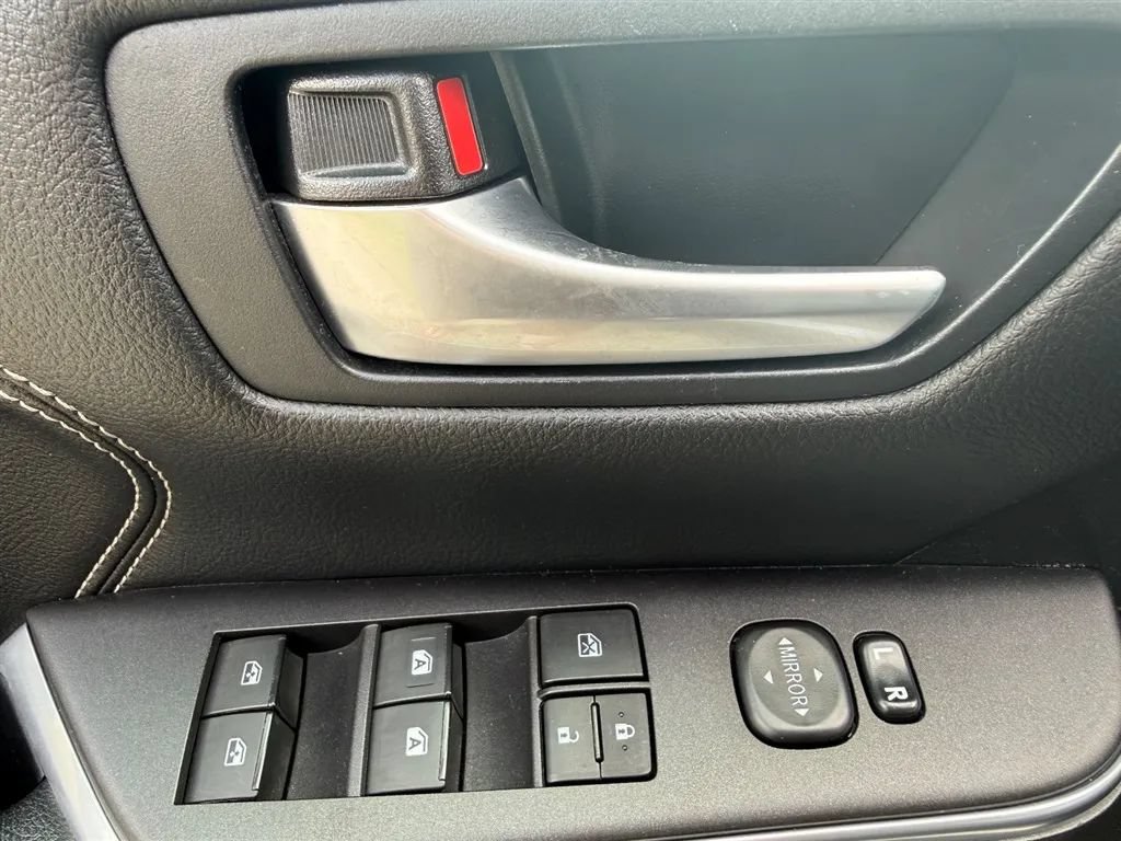 Used 2015 Toyota Camry XLE w/ Moonroof Package FWD image 29
