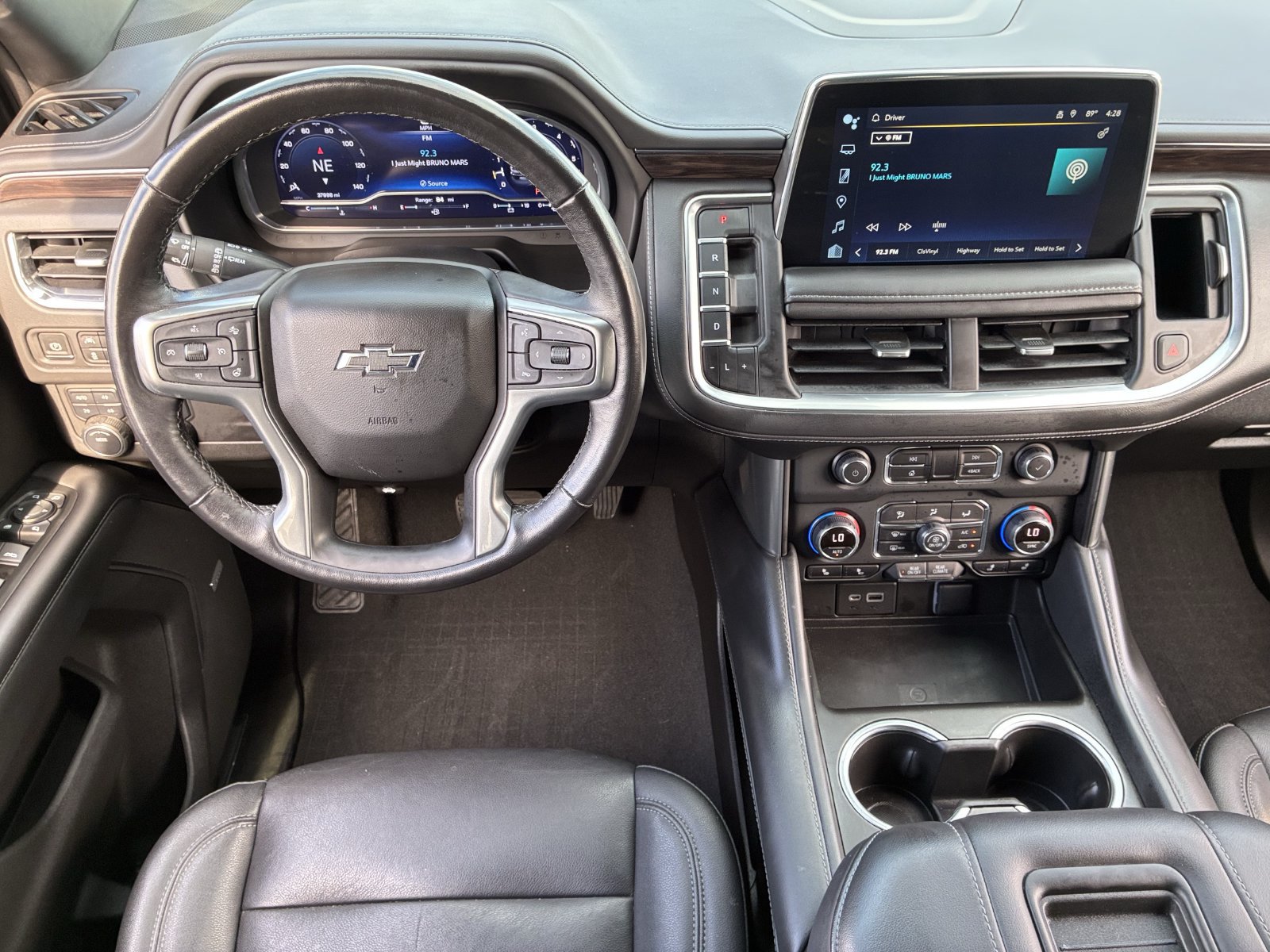 Used 2022 Chevrolet Tahoe Z71 w/ Luxury Package AWD/4WD image 5