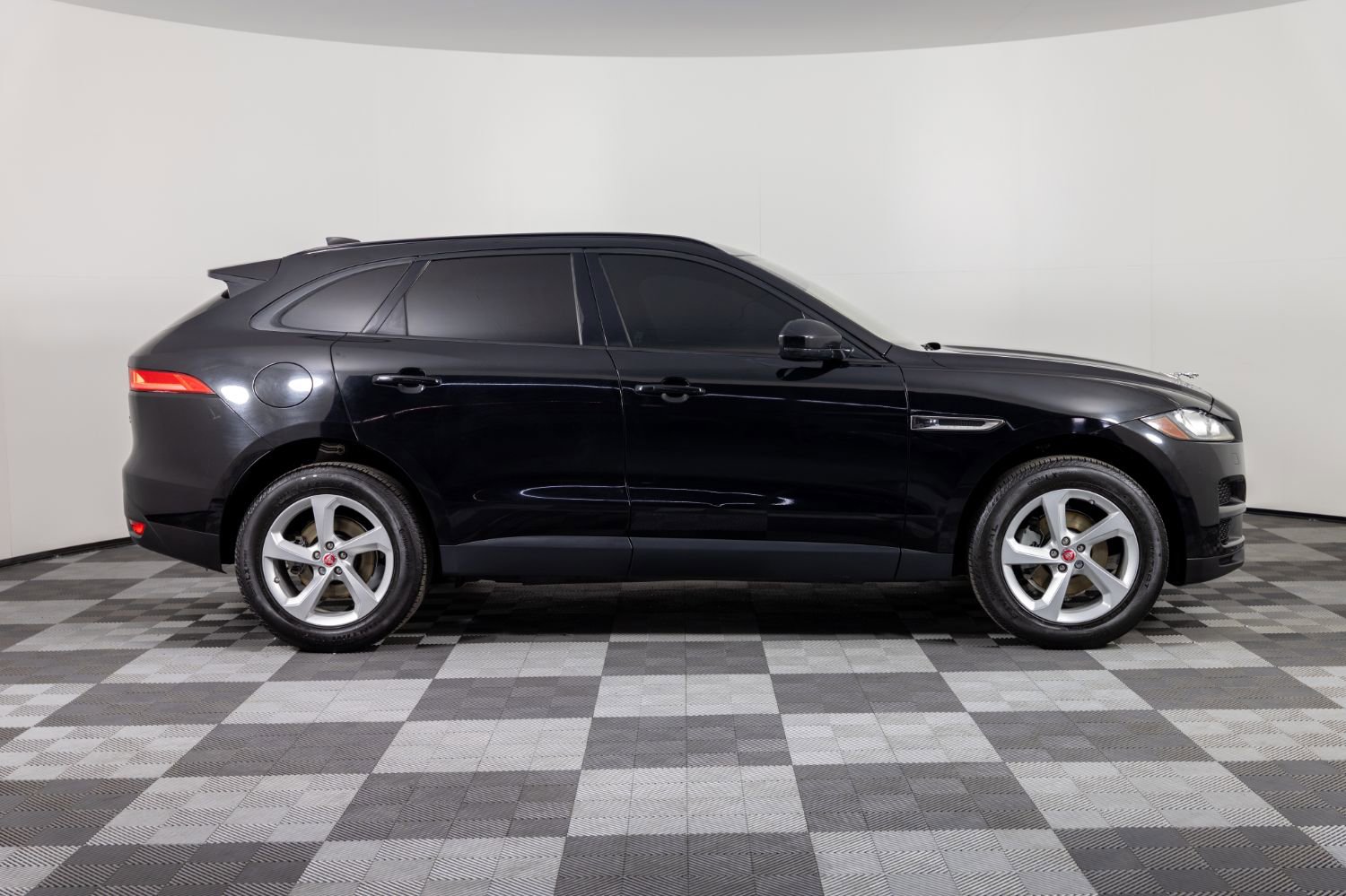 Used 2018 Jaguar F-PACE Premium image 9