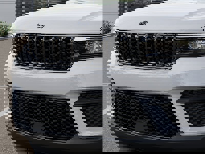 New 2025 Jeep Grand Cherokee Altitude image 28