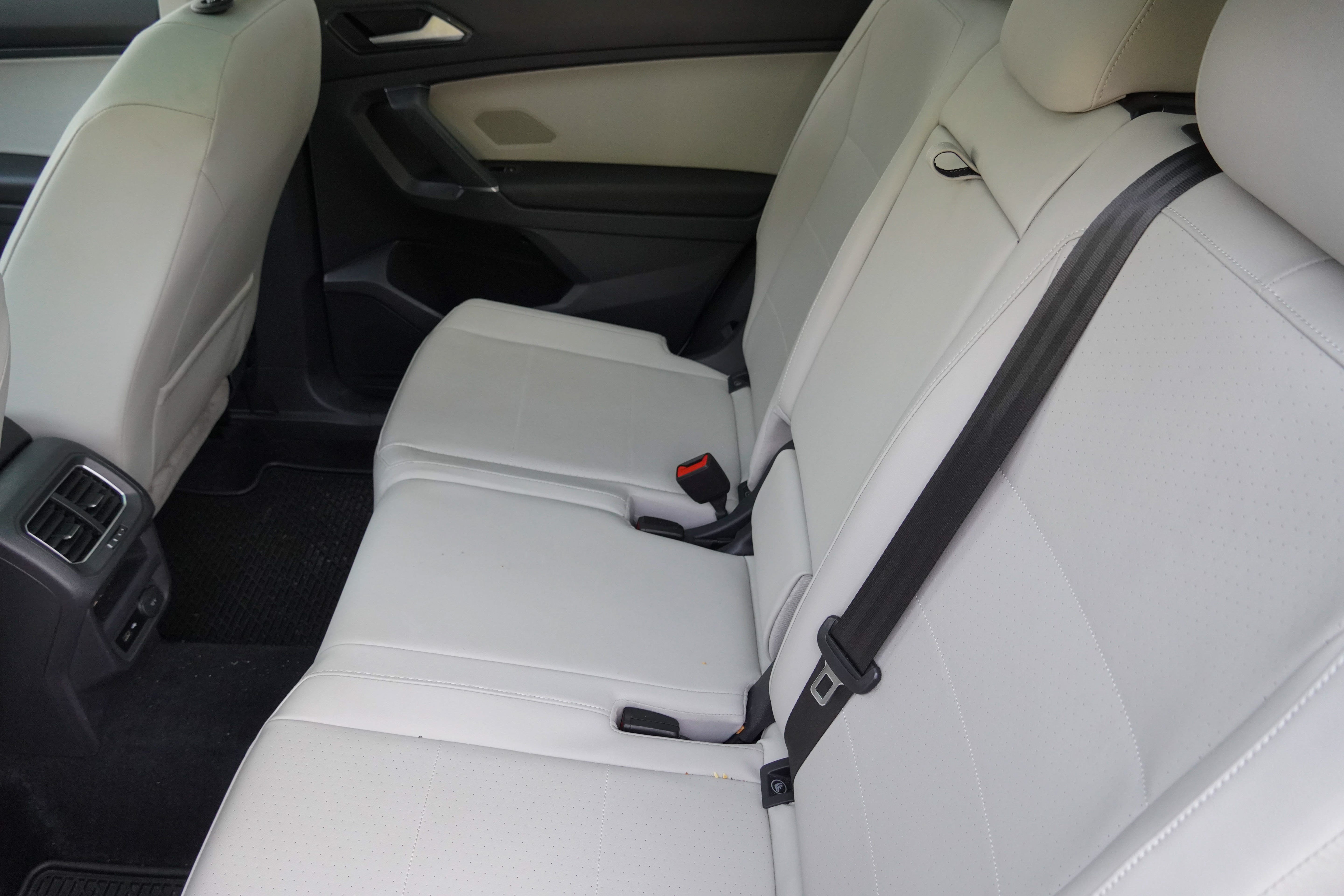 Used 2018 Volkswagen Tiguan SEL FWD image 36