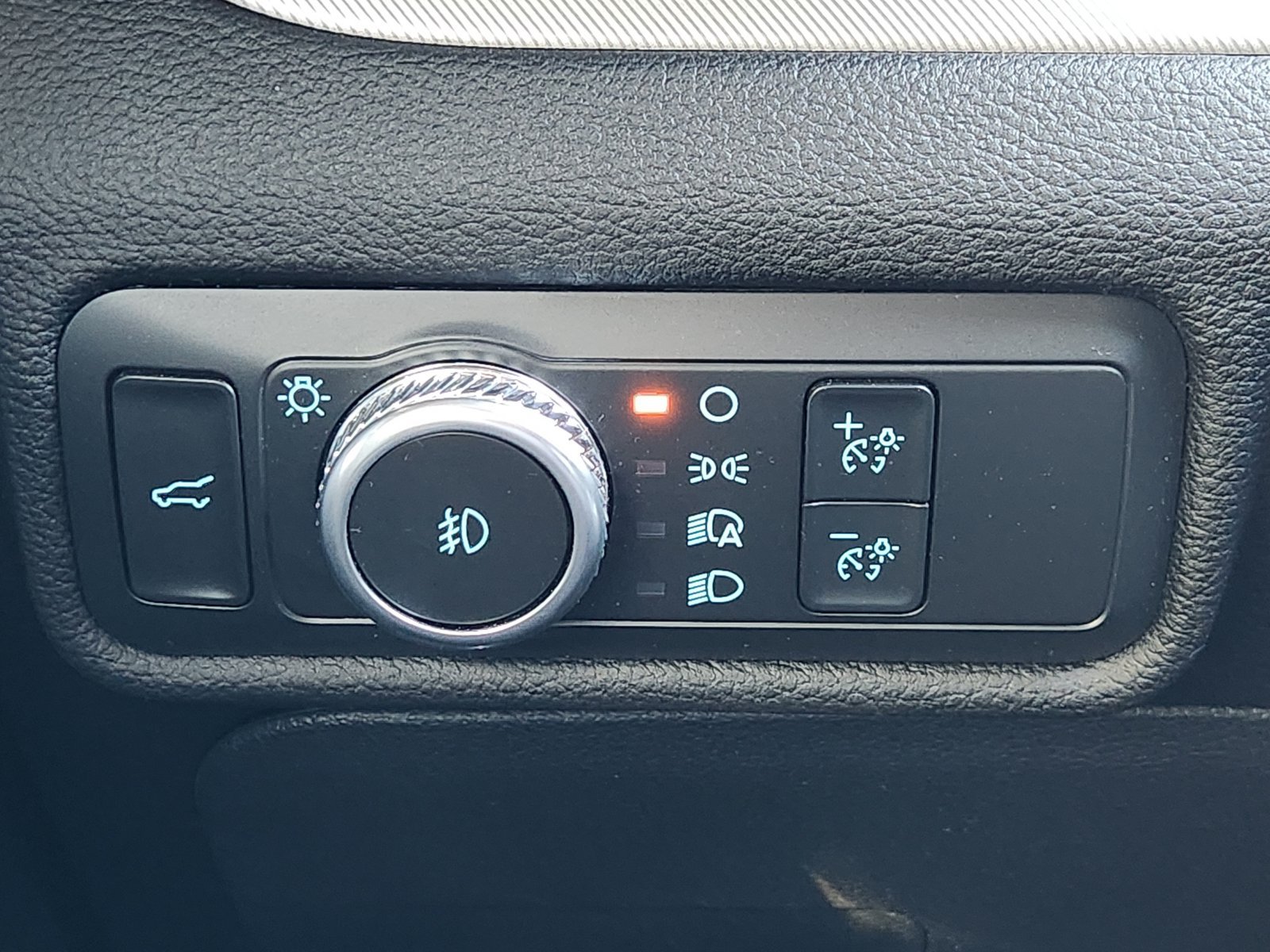 Used 2022 Ford Explorer XLT w/ Equipment Group 202A RWD image 26