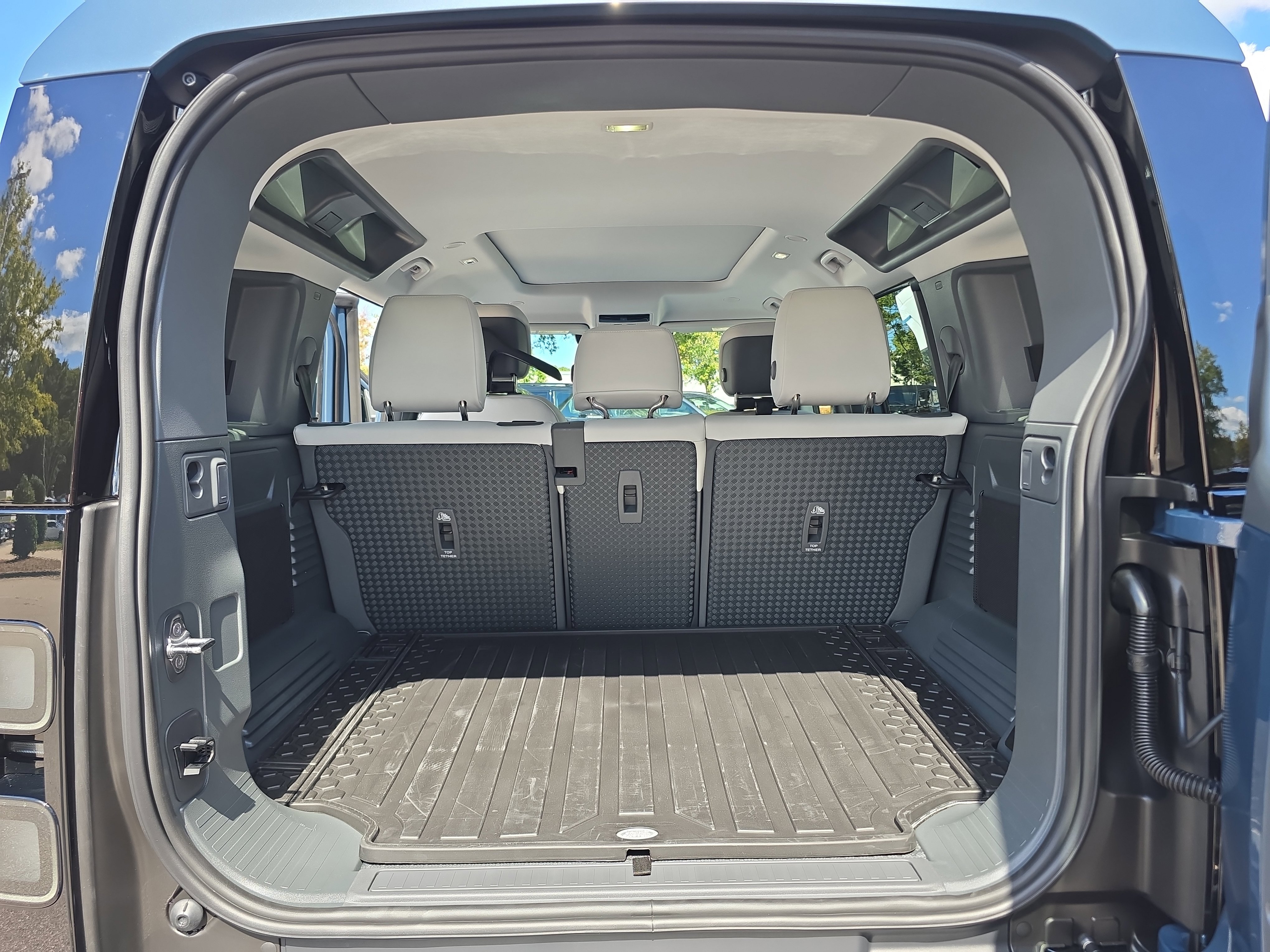 New 2026 Land Rover Defender 110 S image 12