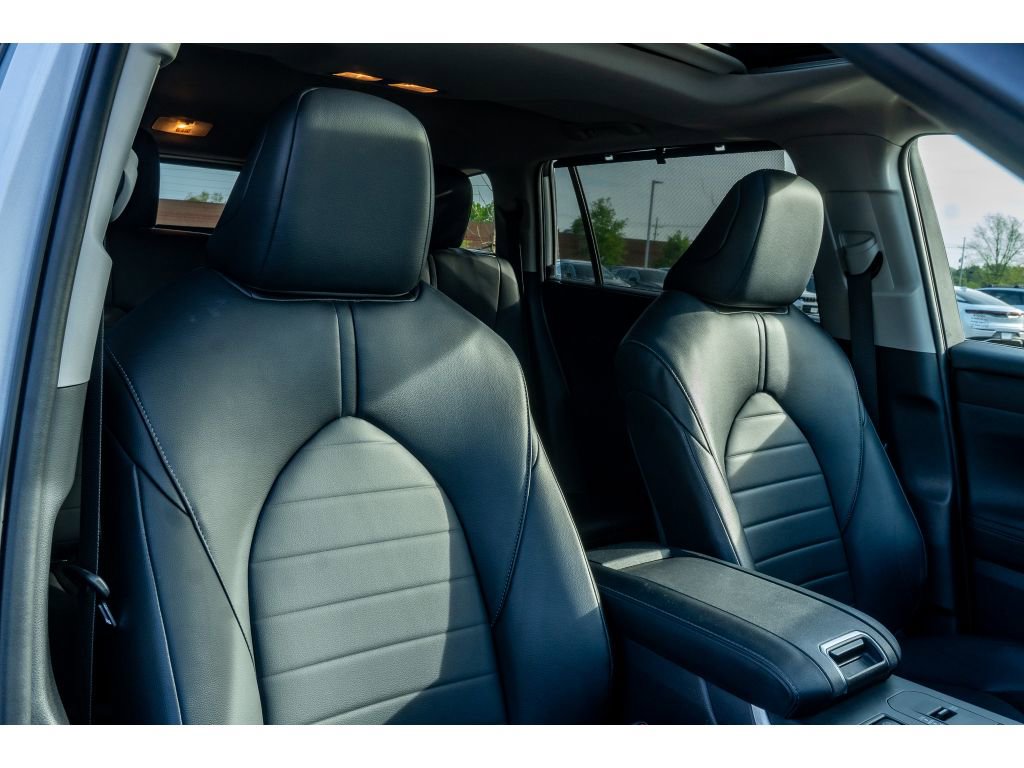 Used 2024 Toyota Highlander XLE FWD image 21