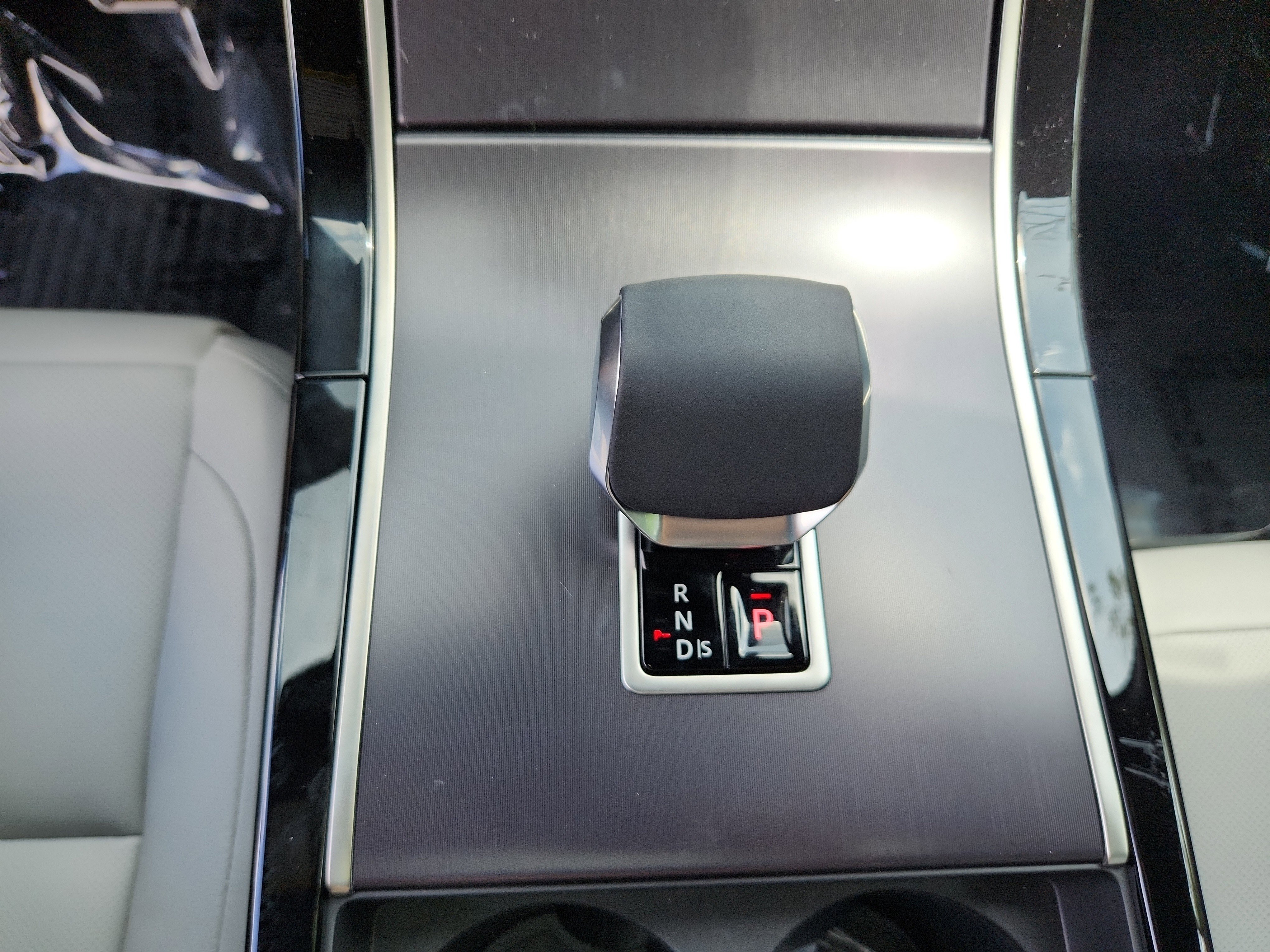 New 2026 Land Rover Range Rover Velar Dynamic SE image 16