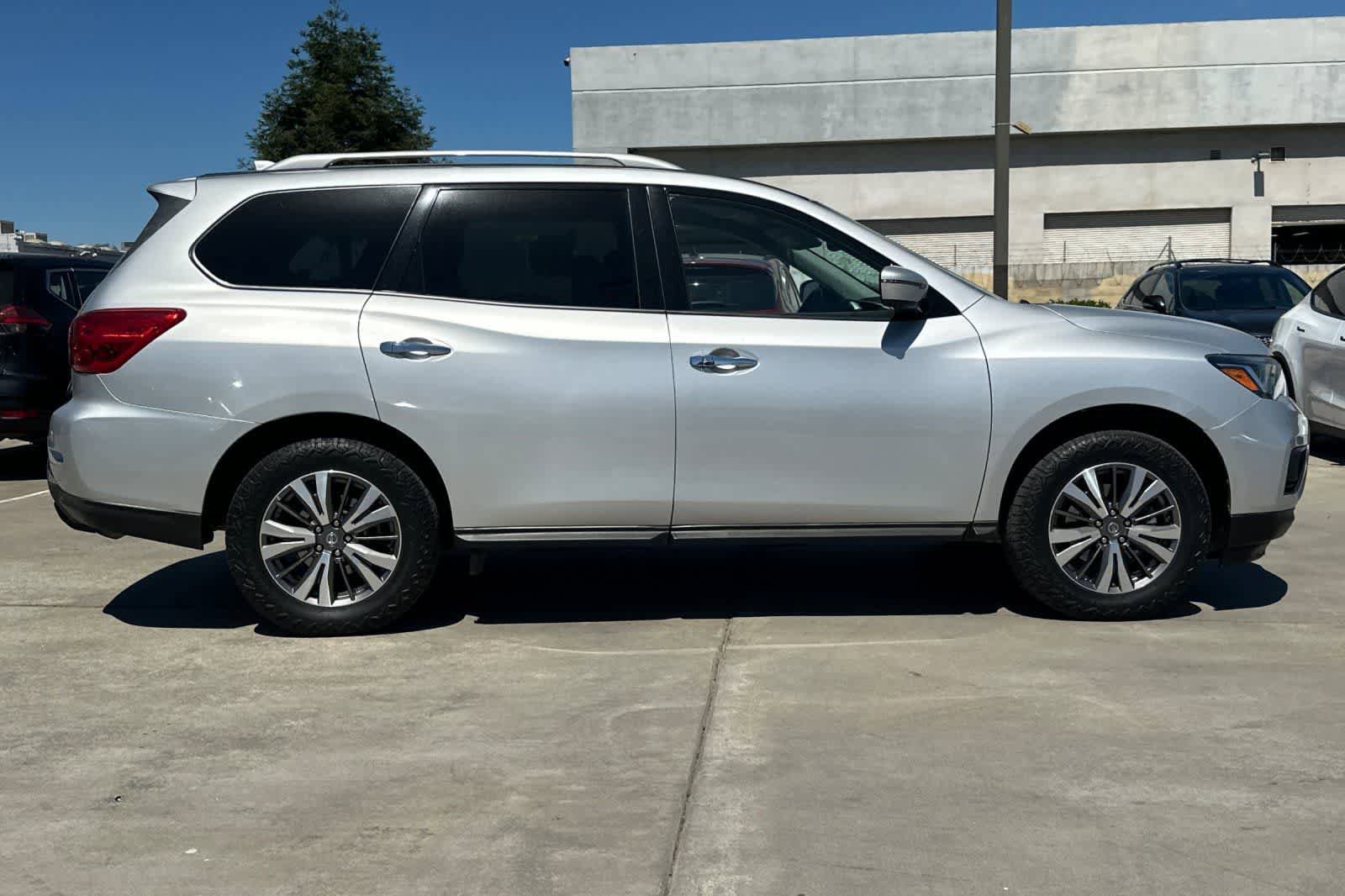 Used 2019 Nissan Pathfinder SL image 9