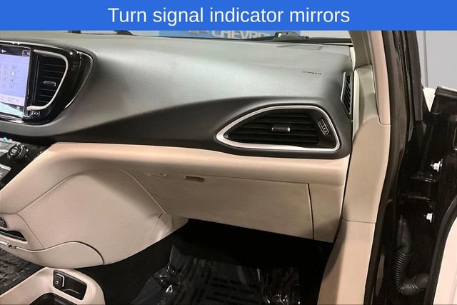 Used 2024 Chrysler Pacifica Touring-L image 26