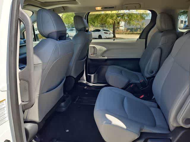 Used 2023 Toyota Sienna XLE FWD image 17