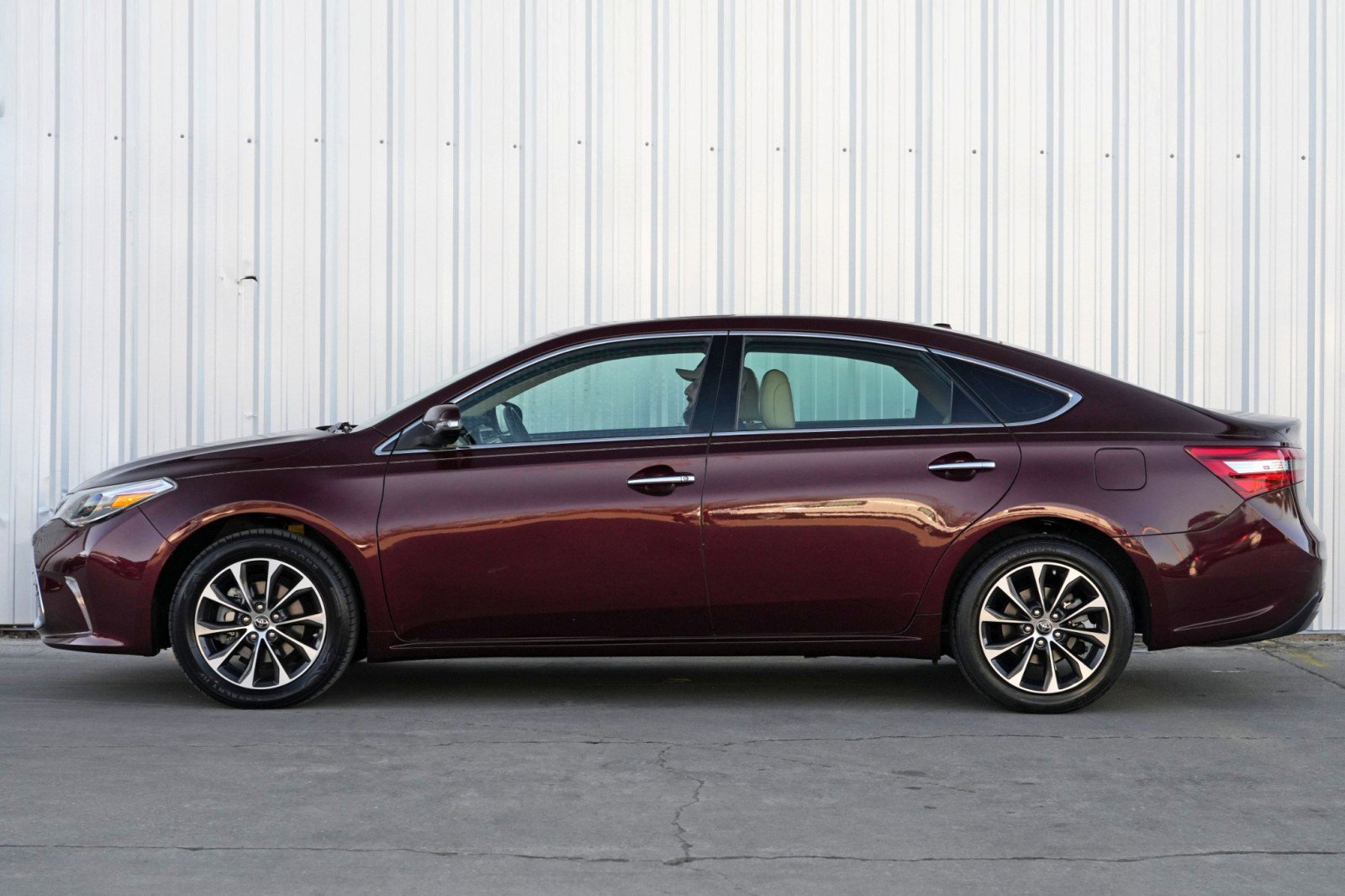 Used 2018 Toyota Avalon XLE Premium image 8