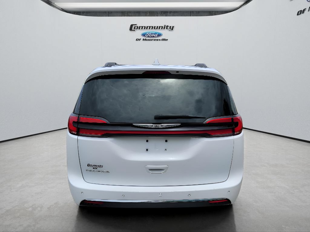 Used 2022 Chrysler Pacifica Touring-L FWD image 9