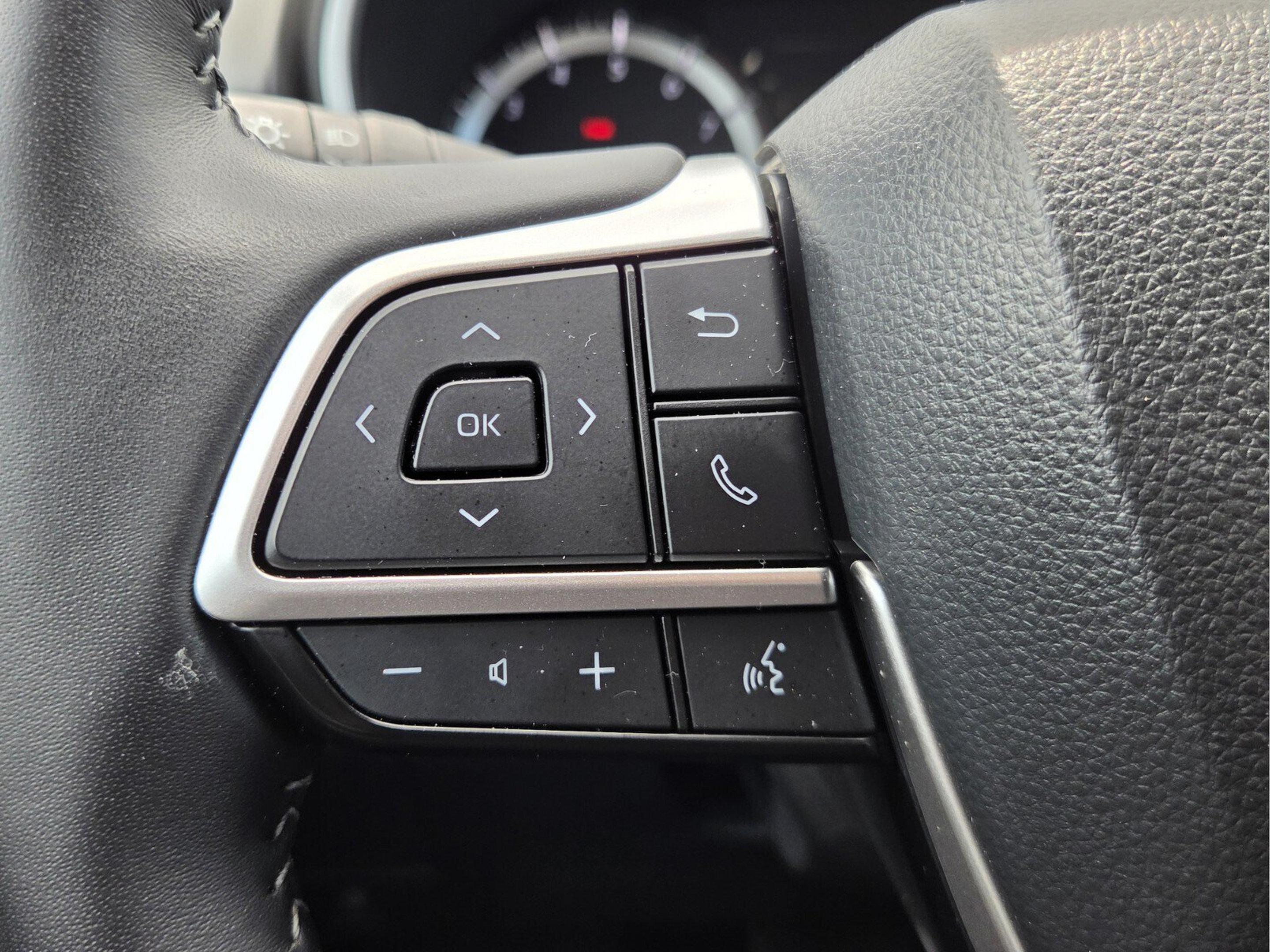 Used 2025 Toyota Highlander XLE FWD image 25