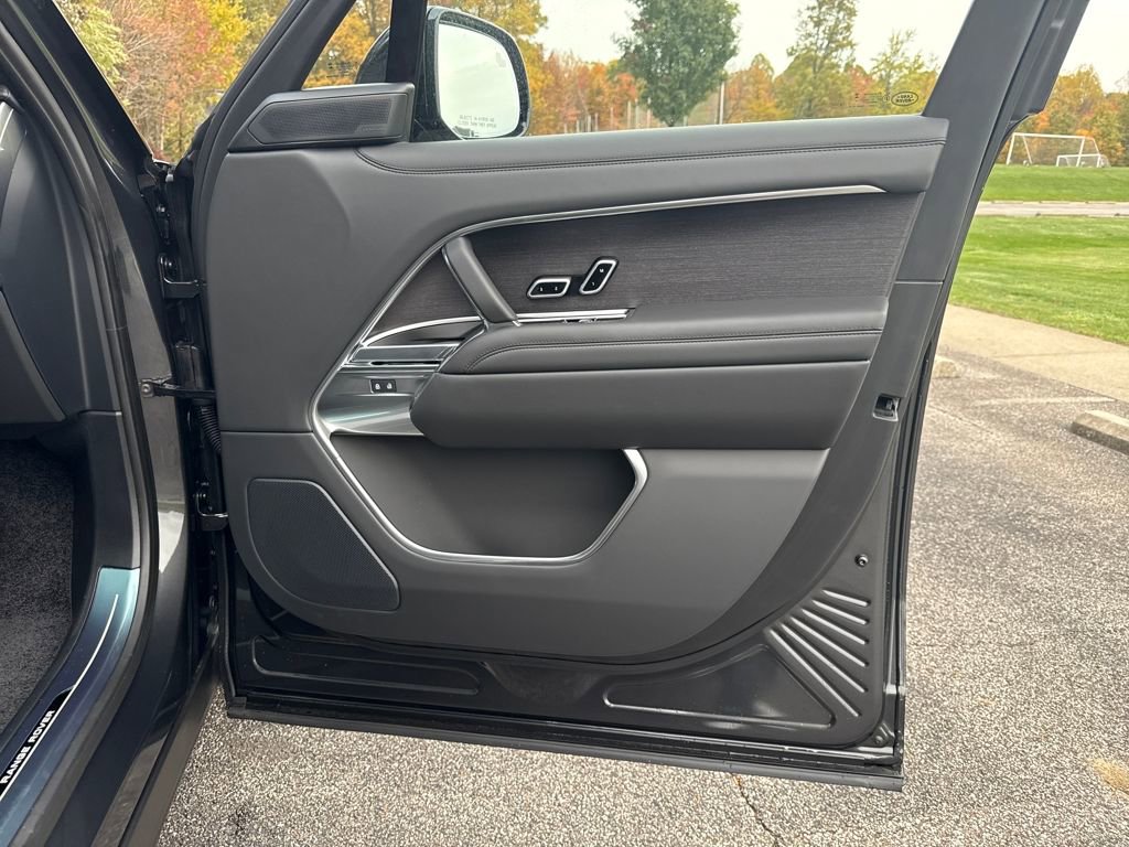 New 2025 Land Rover Range Rover Long Wheelbase SE image 15