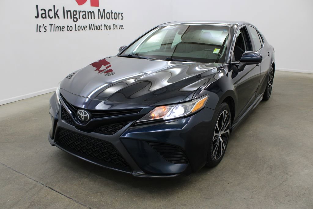 Used 2020 Toyota Camry SE FWD image 2