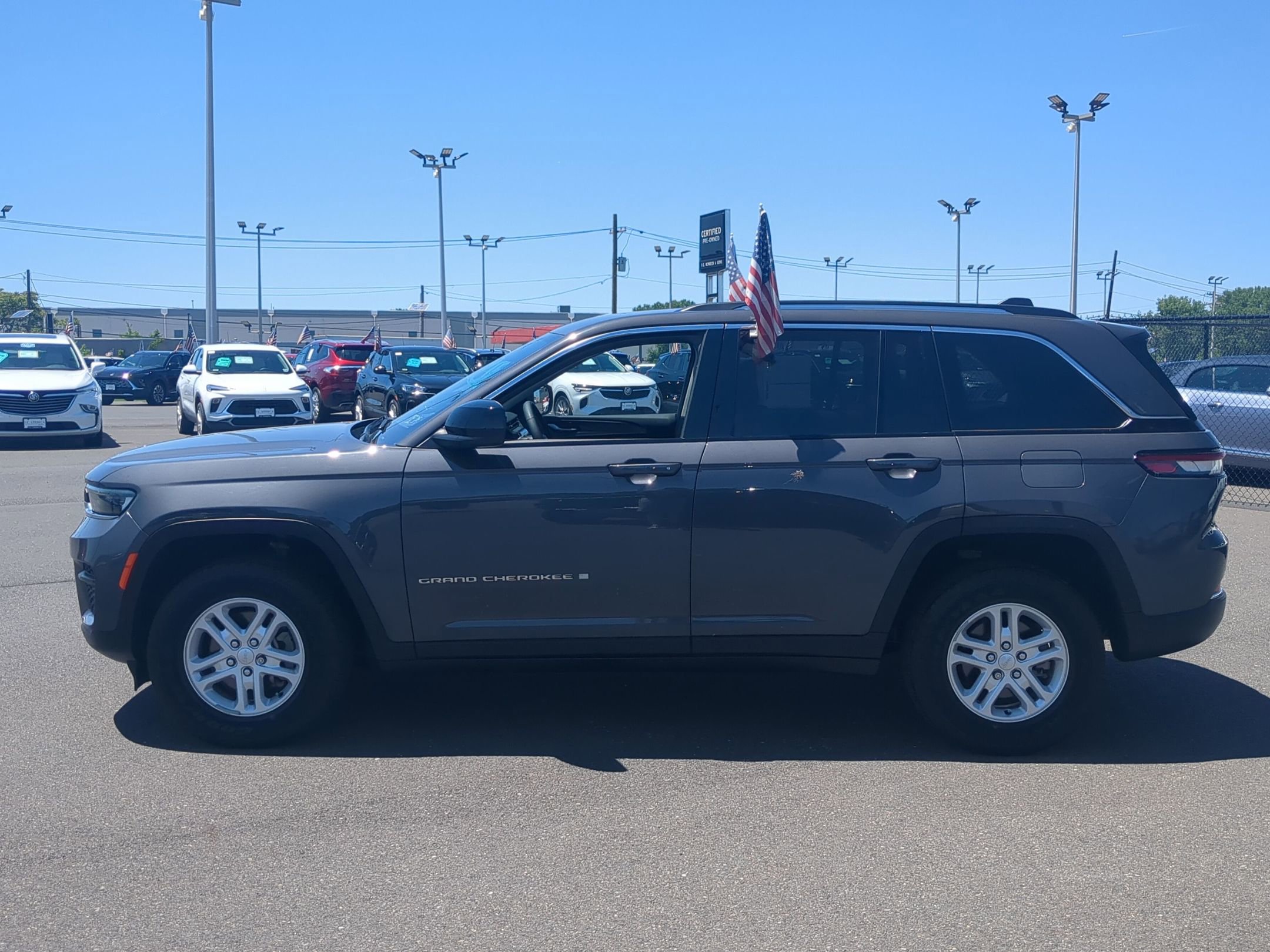 Used 2023 Jeep Grand Cherokee Laredo w/ Luxury Tech Group I AWD/4WD image 4