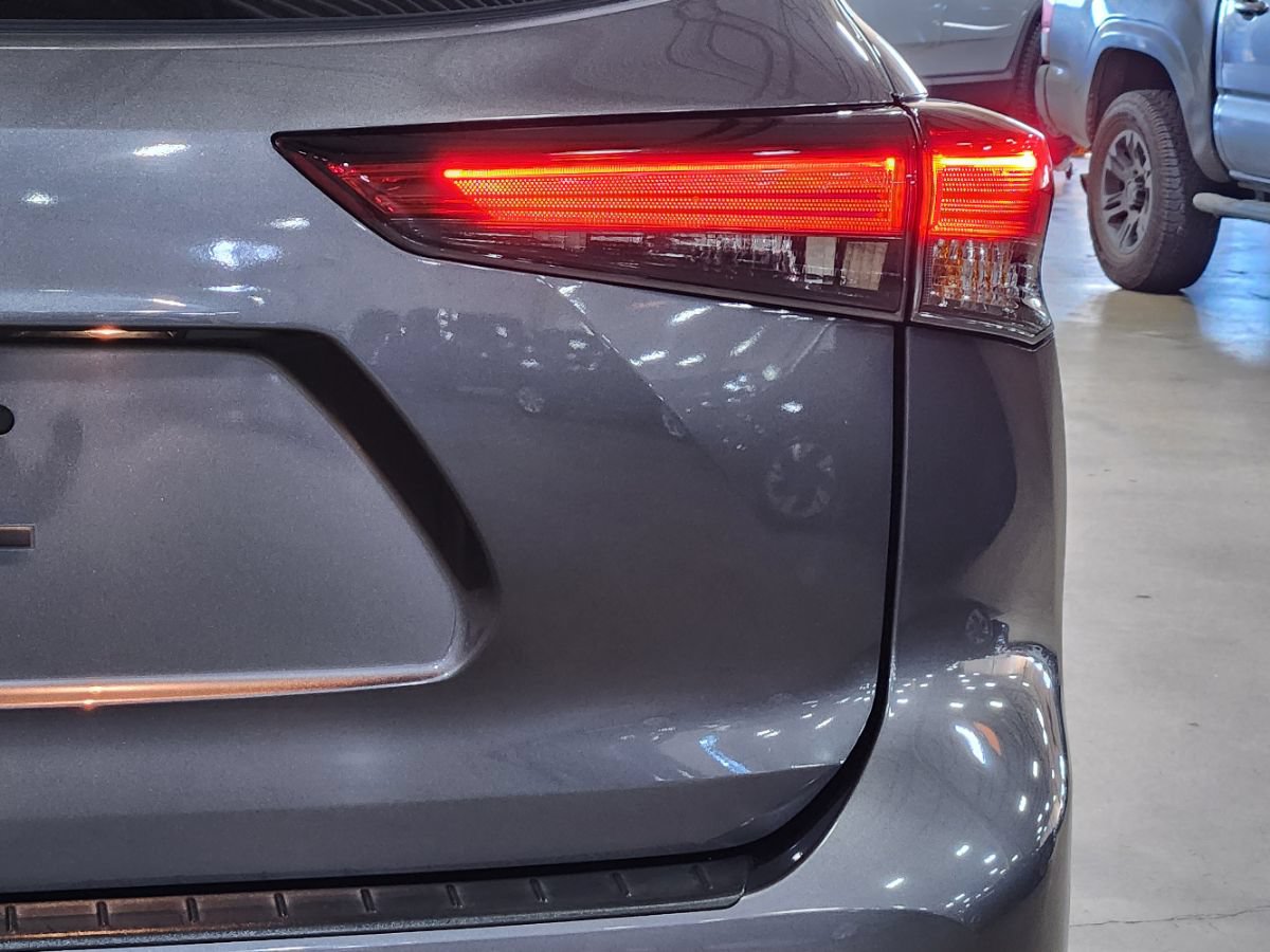 Used 2022 Toyota Highlander L FWD image 22