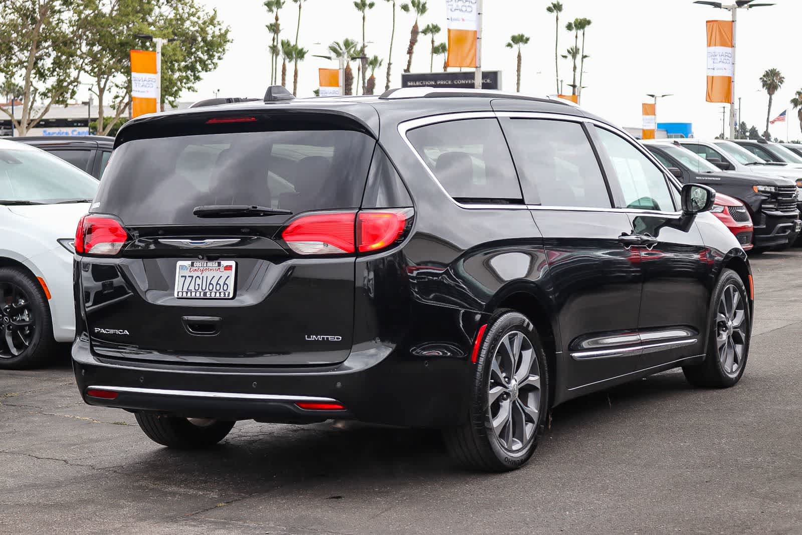 Used 2017 Chrysler Pacifica Limited FWD image 4