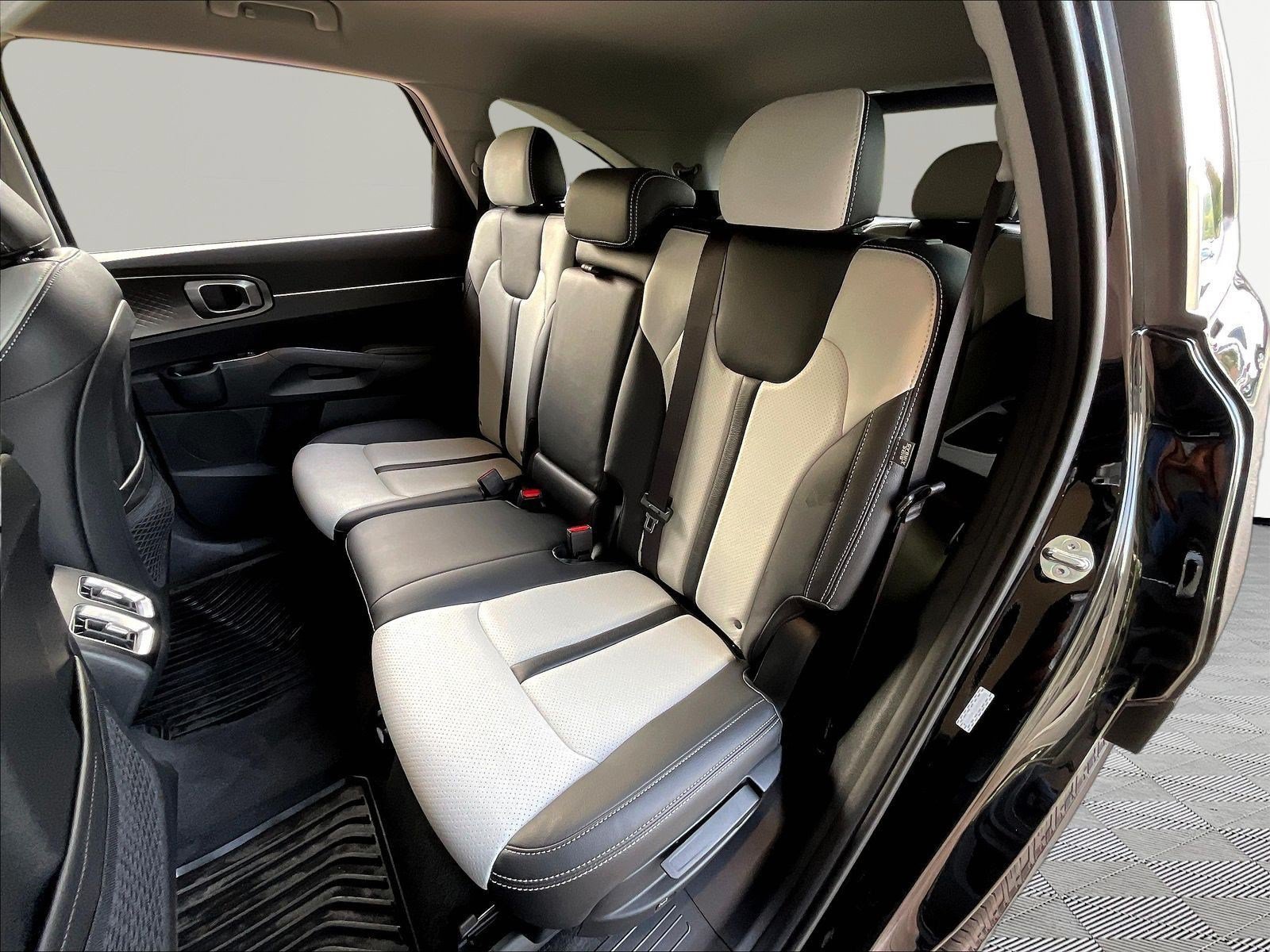 Used 2025 Kia Sorento LX FWD image 21