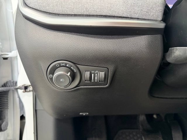Used 2024 Jeep Compass Latitude w/ Convenience Group AWD/4WD image 11