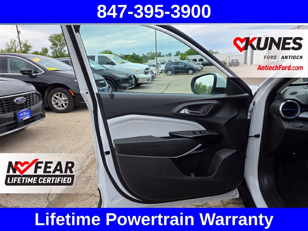 Used 2025 Chevrolet Trax LT FWD image 17