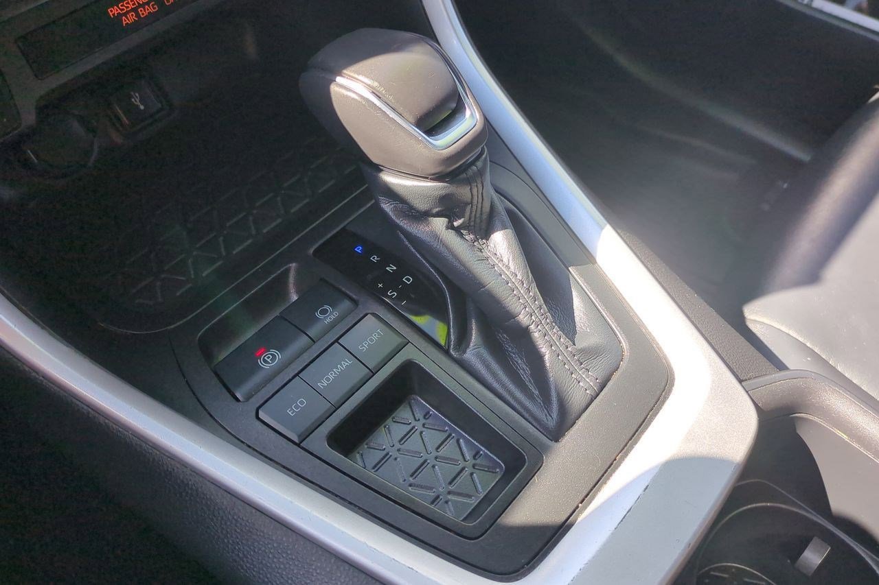 Used 2022 Toyota RAV4 XLE Premium image 18