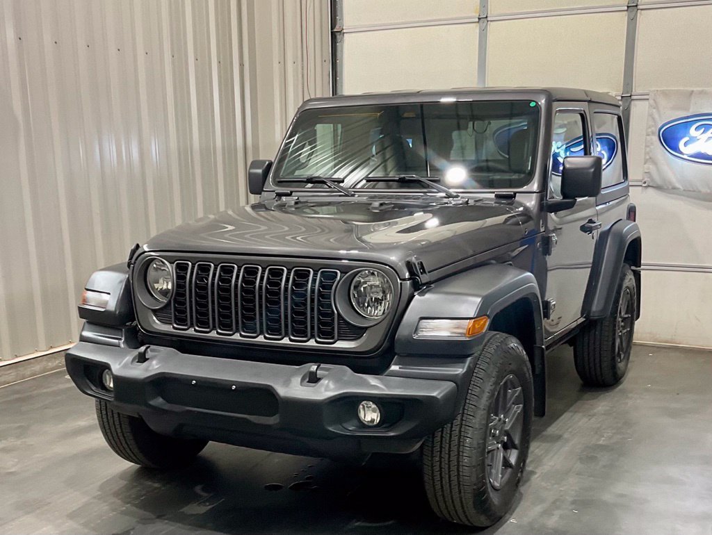 Used 2025 Jeep Wrangler Sport AWD/4WD image 4